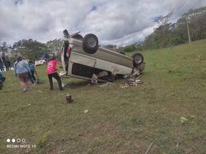 Crónica / Feroz camión le “acarició” e hizo volar a la camioneta: montón de heridos