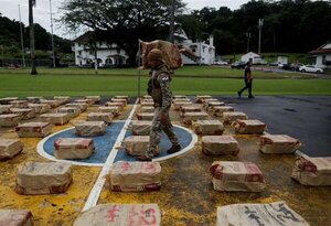 Policía panameña incauta casi tres toneladas de droga en el Caribe