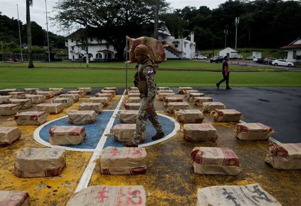 Policía panameña incauta casi tres toneladas de droga en el Caribe