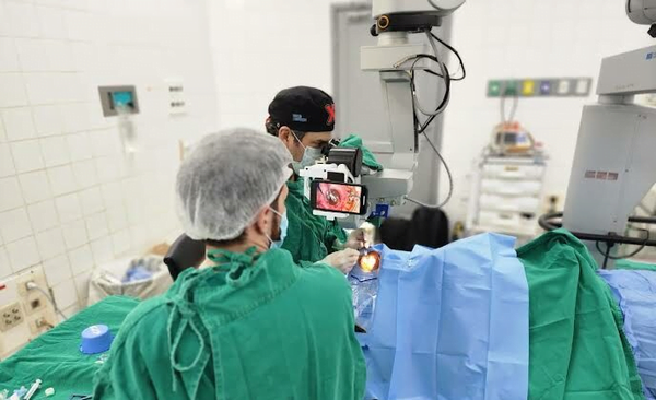 Adolescente recibe trasplante de córneas de un donante abuelito - Noticiero Paraguay