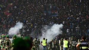 Crónica / [VIDEO] Brutal: Batalla campal entre hinchas dejó más de 100 muertos en Indonesia