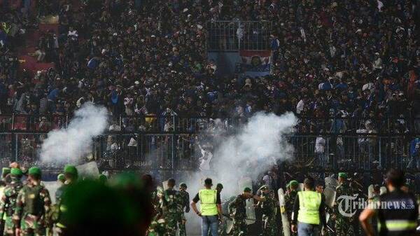 Crónica / [VIDEO] Brutal: Batalla campal entre hinchas dejó más de 100 muertos en Indonesia