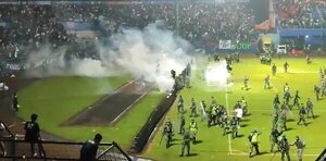 Al menos 127 muertos por violencia en partido de fútbol en Indonesia - Fútbol Internacional - ABC Color