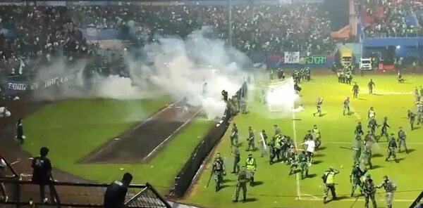 Al menos 127 muertos por violencia en partido de fútbol en Indonesia  - Fútbol Internacional - ABC Color