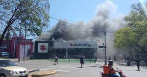 La Nación / Sofocan incendio en local de venta de automotores
