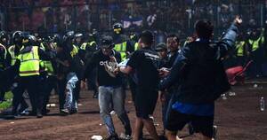 La Nación / Tragedia en Indonesia: al menos 174 aficionados murieron en un estadio