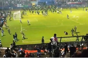 Enfrentamiento durante partido de fútbol deja más de 170 muertos en Indonesia | 1000 Noticias