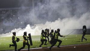 Unos 174 muertos por estampida en un partido de fútbol en Indonesia