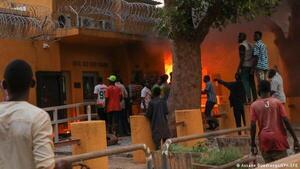 Francia condena ataque a su embajada en Burkina Faso