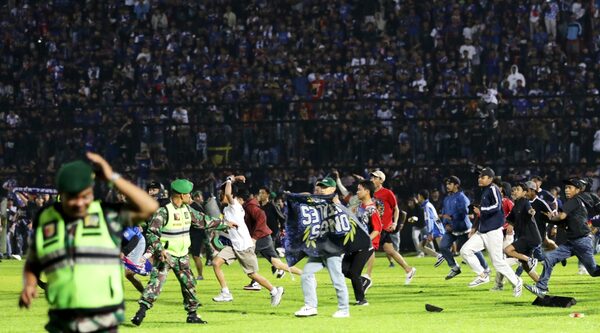 Tragedia en el fútbol: Aumentaron a 174 los muertos por los disturbios en el clásico de Indonesia - Megacadena — Últimas Noticias de Paraguay