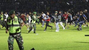 La tragedia de Indonesia enluta al fútbol mundial