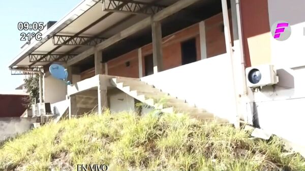Entran a un banco por un boquete, pero no logran abrir bóveda