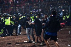 Sobrevivientes relatan sobre la 'peor catástrofe' en un estadio de fútbol