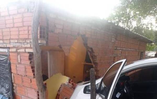 Crónica / Robaron un auto, chocaron por una vivienda y fueron detenidos