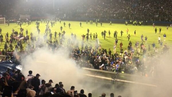 Indonesia: Al menos 174 muertos tras unos disturbios en un partido de fútbol - ADN Digital