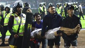 Diario HOY | Casi 200 muertos en Indonesia en una de las peores tragedias del fútbol