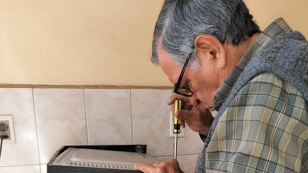 El señor que "resucita" electrodomésticos del hogar