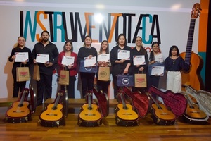 Ocho jóvenes paraguayos conservarán por un año guitarras de alta calidad para su formación | 1000 Noticias