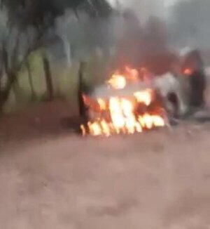 Hallan automóvil ardiendo en llamas en la fracción Villa Guillermina - Radio Imperio
