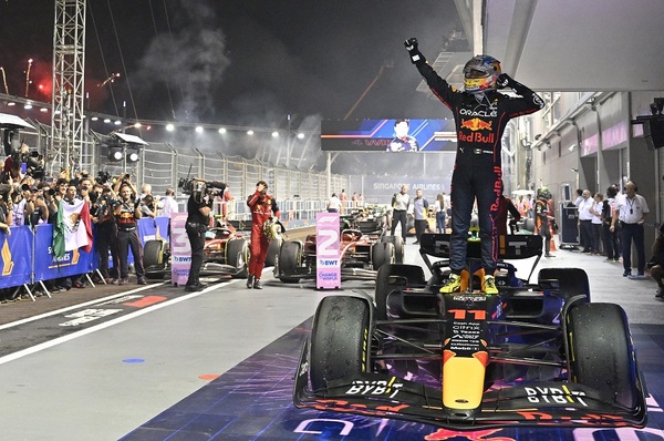 Checo Pérez gana el accidentado Premio de Singapur | 1000 Noticias