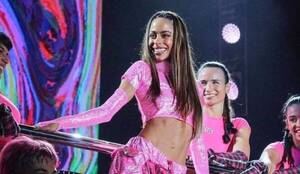 Crónica / [VIDEO] Tini Stoessel aclara: "Es mi ombligo, nací así"