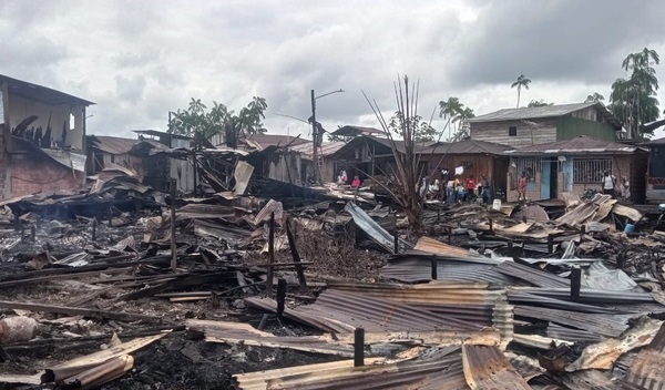 Un incendio deja dos muertos y 70 familias sin casa en el Pacífico colombiano - El Independiente
