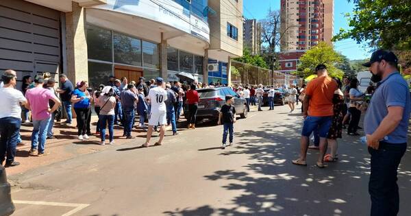 La Nación / Brasileños de Alto Paraná acudieron en masa a votar en Consulado de CDE