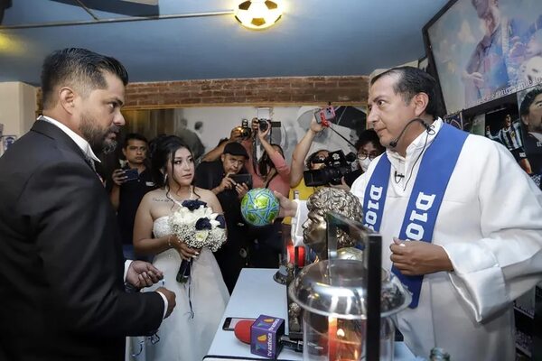 Mirá las fotos: Iglesia de Maradona realiza primera boda en el centro de México - Mundo - ABC Color