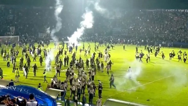 Indonesia: La Policía confirmó 125 muertos por los disturbios en el clásico del fútbol local - Unicanal