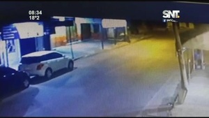 Tiró un portón con la camioneta - SNT