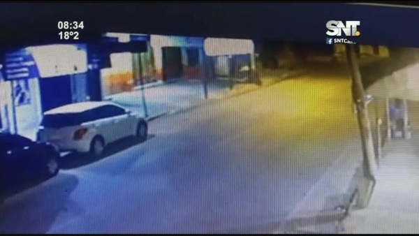 Tiró un portón con la camioneta - SNT