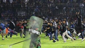Entrenador chileno sobre tragedia en Indonesia: "Hubo aficionados que murieron en los brazos de los jugadores"