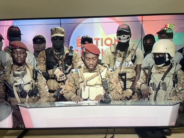 El líder militar interino de Burkina Faso acepta dimitir dos días después del golpe de Estado