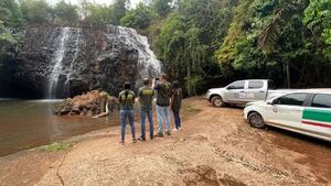 Tiñen río en Brasil para revelar sexo de bebé y desatan críticas