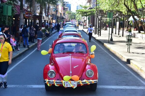 Desfile de alumnos, exas y autos dio vida a la icónica calle Palma - Nacionales - ABC Color