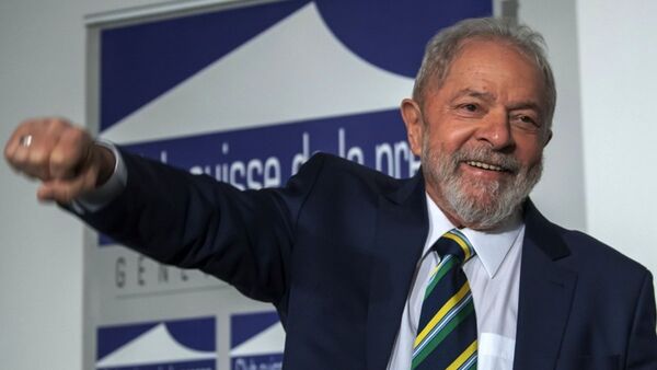 Lula abre tres puntos frente a Bolsonaro con el 92,9 % escrutado en Brasil