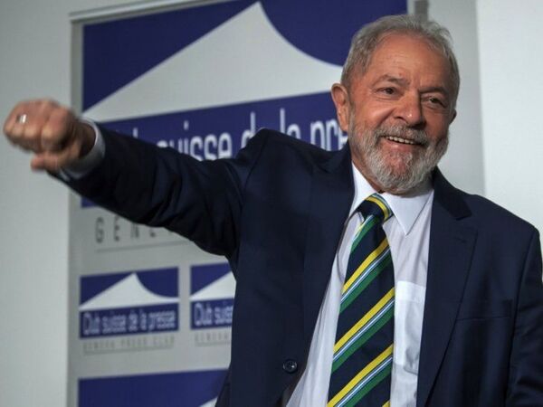 Lula abre tres puntos frente a Bolsonaro con el 92,9 % escrutado en Brasil