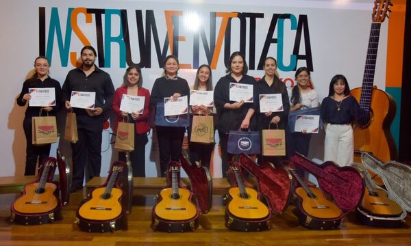 Ocho jóvenes paraguayos conservarán por un año guitarras de alta calidad para su formación – Diario TNPRESS