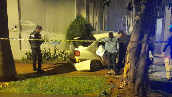 Agente policial al mando de su vehiculo se estrelló contra un local en pleno centro de Encarnación