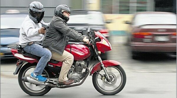 Diario HOY | Dos asaltantes detenidos por vecinos y policías, tras robar dos motos en dos horas