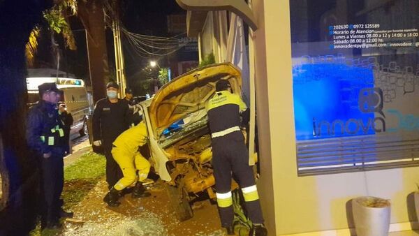Agente policial ocasiona aparatoso accidente en Encarnación