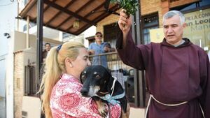 Bendicen a mascotas en honor al santo patrono de los capuchinos