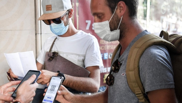 Argentina comienza a exigir pase sanitario de Covid-19 para eventos | 1000 Noticias