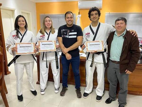 Distinguen a deportistas que participaron en competencia internacional de taekwondo - La Clave