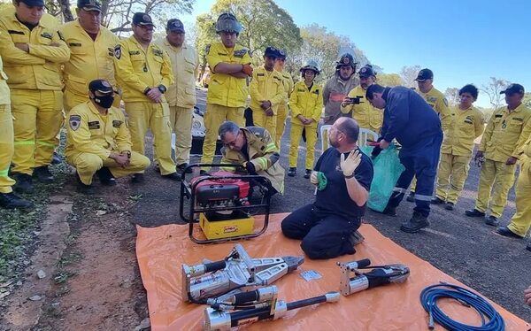 Bomberos voluntarios de la zona sur del país reciben capacitación en siniestros vehiculares - Nacionales - ABC Color