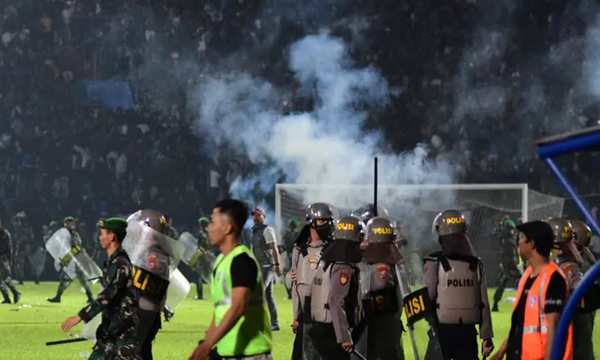 El relato de los testigos de la estampida que dejó 125 muertos en un estadio de Indonesia - OviedoPress