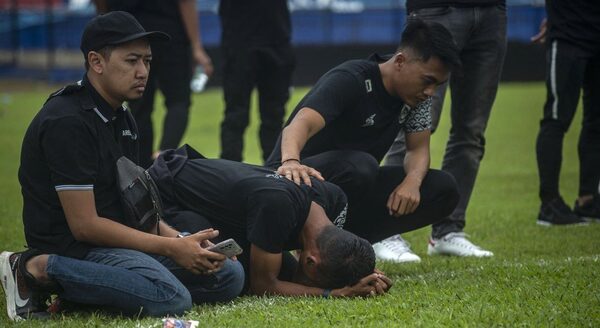 Al menos 32 niños entre los 125 fallecidos en la estampida del estadio de fútbol en Indonesia