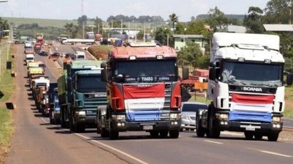 Camioneros no conversarán con nadie hasta que renuncie Lichi, dicen | 1000 Noticias