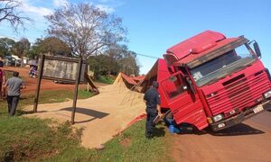 Falla mecánica provoca vuelco de camión que transportaba granos