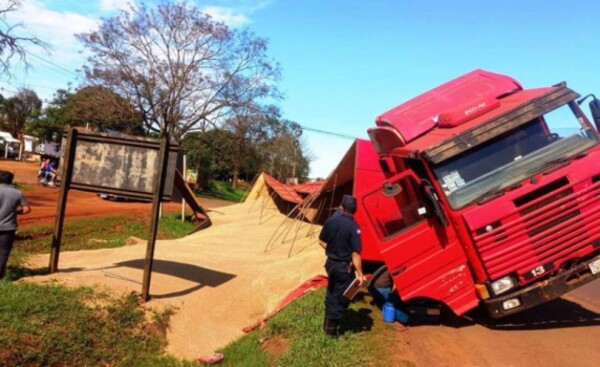 Camión quedó sin frenos y volcó en el Km 12